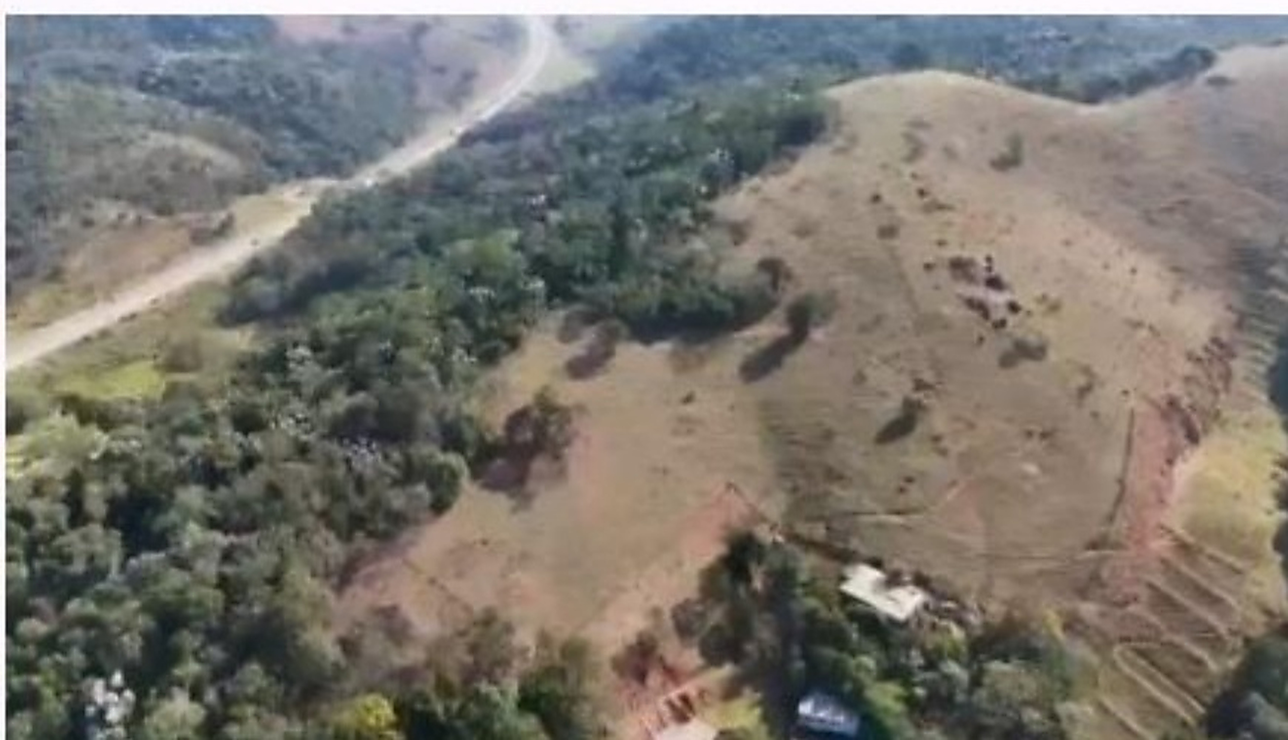 Foto aérea da gleba mostrando área de pastagem, mata nativa e topografia ondulada