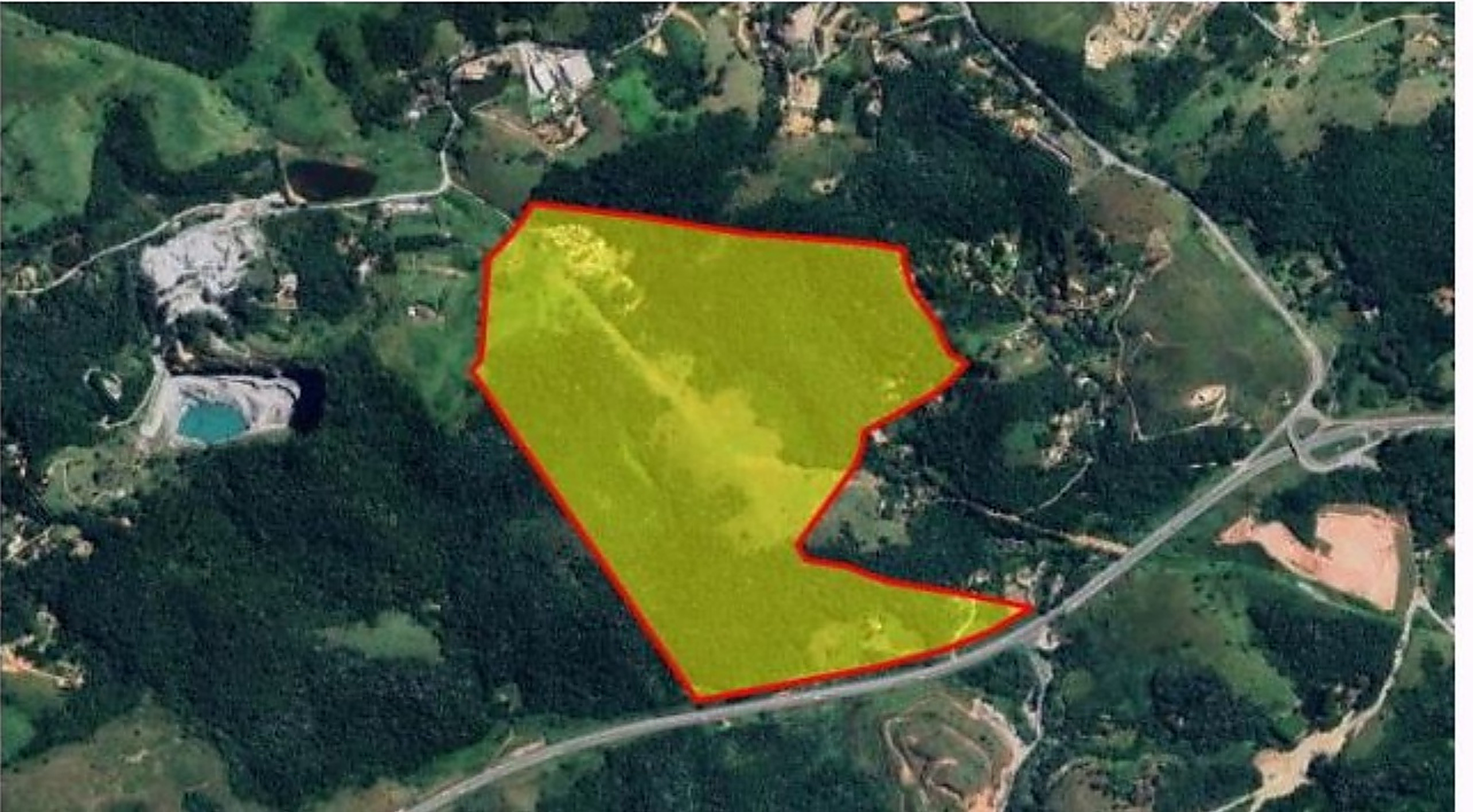 Imagem de satélite com o perímetro da gleba de 318.000 m² demarcado em vermelho e área destacada em amarelo, junto à Rodovia Presidente Dutra