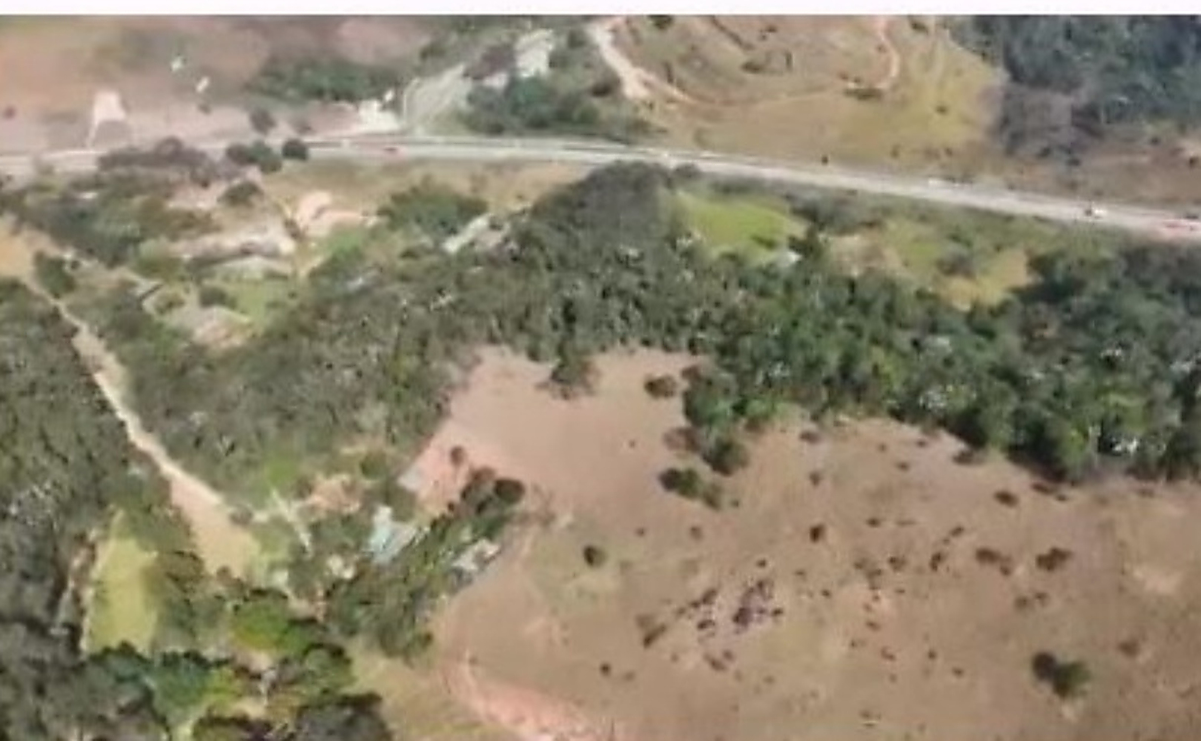 Foto aérea da gleba com a Rodovia Presidente Dutra ao fundo