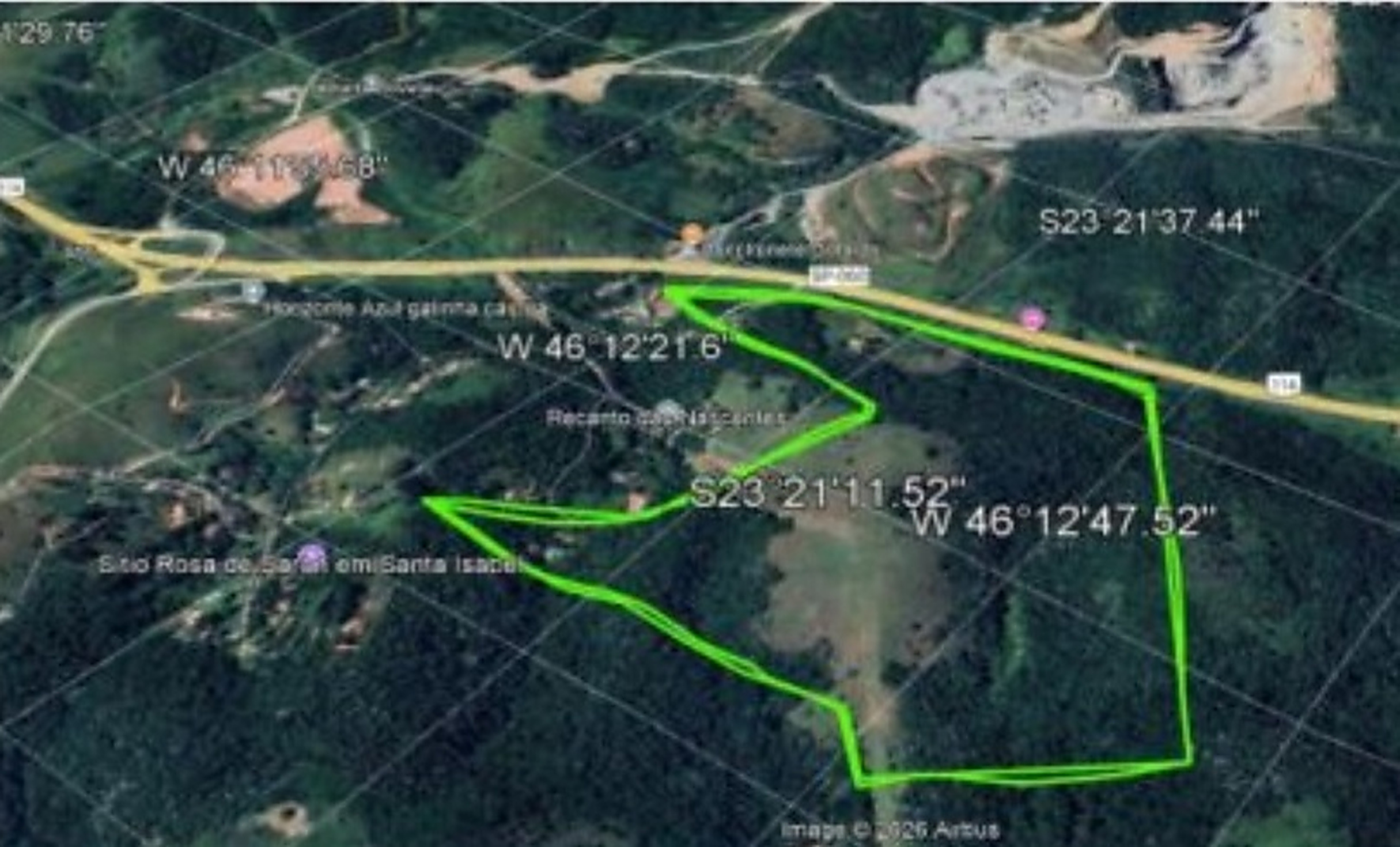Mapa de satélite com perímetro em verde, coordenadas geográficas e traçado da Rodovia Presidente Dutra