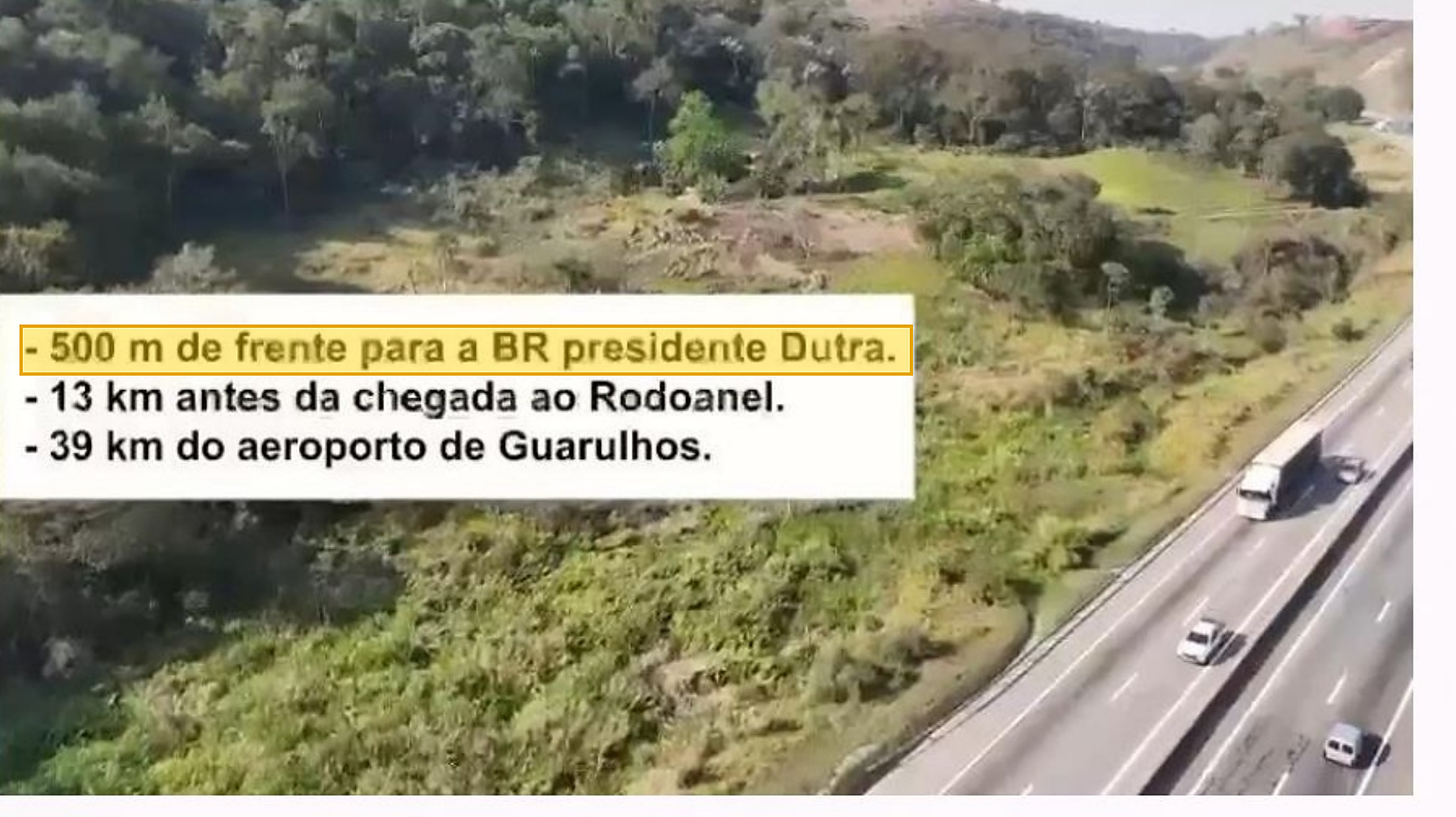 Foto aérea da testada do imóvel para a Rodovia Presidente Dutra, com pista duplicada e caminhões em tráfego